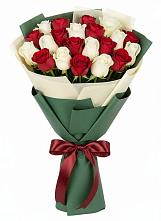 Букет Микс из красных и белых роз в Кошурниково