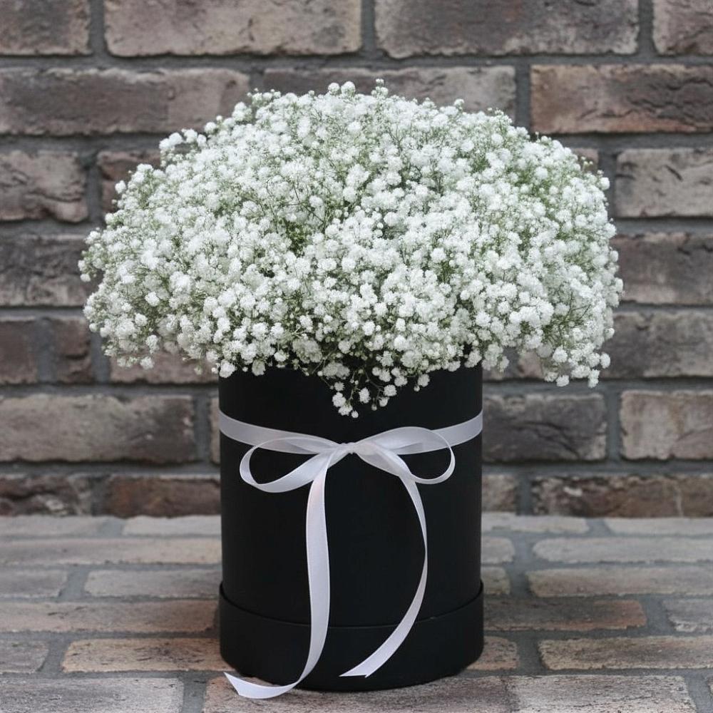 Цветочная композиция из Гипсофила в шляпной коробке в Кошурниково