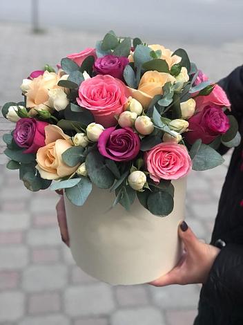 Цветочная композиция из Розы в шляпной коробке в Кошурниково