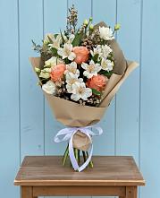 Букет цветов из:  Альстромерии, Лизиантусы, Розы и Хризантемы в Кошурниково