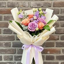 Букет цветов из:  Лизиантусы и Розы в Кошурниково