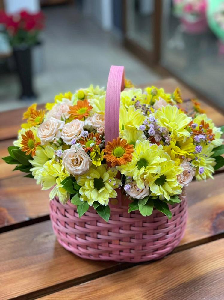 Цветочная композиция из Хризантемы и Розы в корзине в Кошурниково