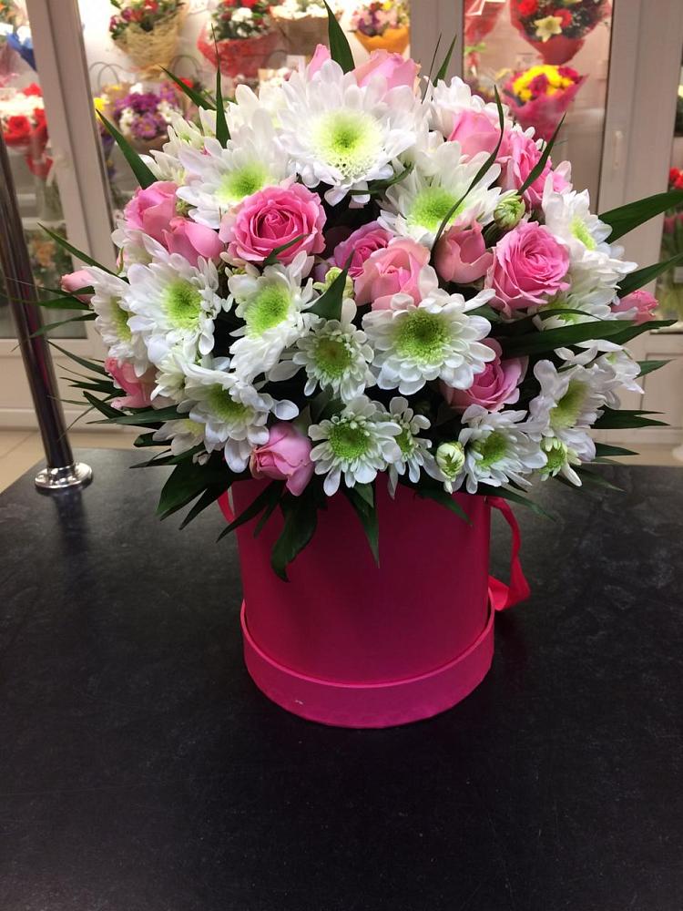 Цветочная композиция из Розы и Хризантемы в шляпной коробке в Кошурниково