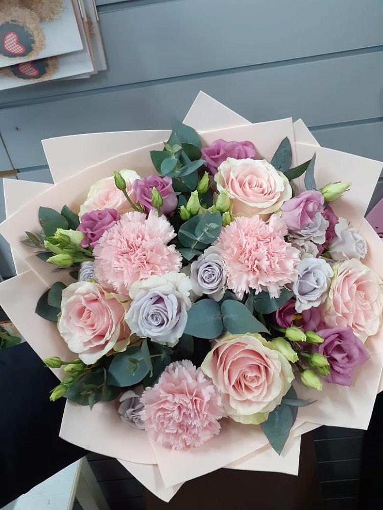 Букет цветов из: Розы, Гвоздики и Лизиантусы в Кошурниково