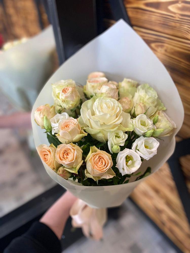 Букет цветов из: Розы и Лизиантусы в Кошурниково